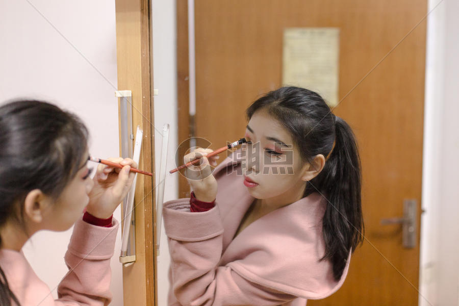 女性舞蹈演员镜子前刷眼影图片素材免费下载