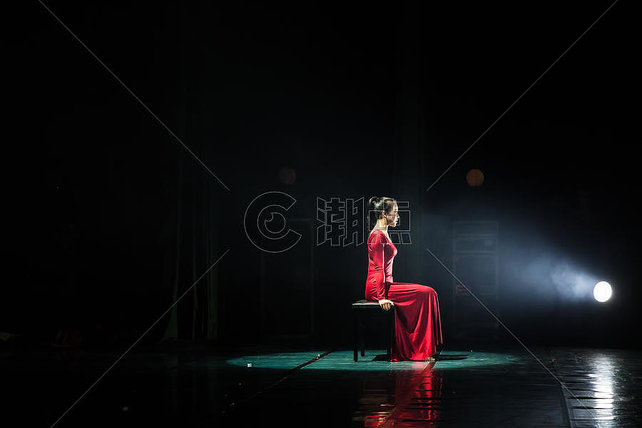 红裙舞者现代舞开场图片素材免费下载