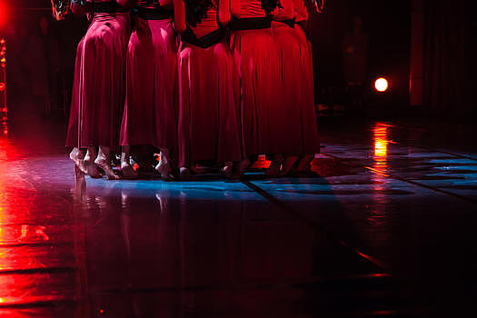 红裙舞者表演现代舞踮脚图片素材免费下载