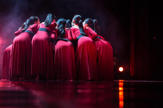 红裙舞者表演现代舞围拢图片素材免费下载