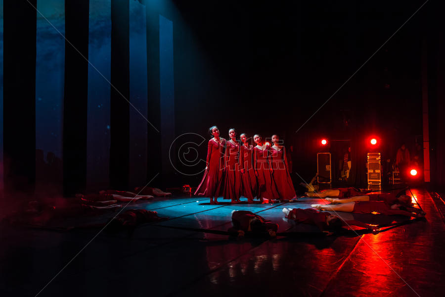 红裙舞者表演现代舞图片素材免费下载