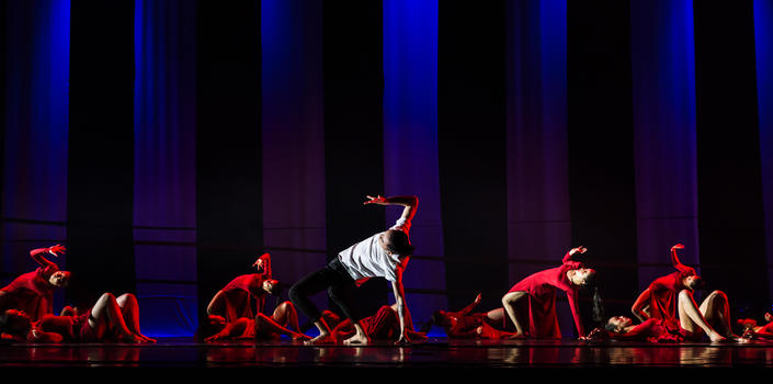 男性舞者在红裙舞者领舞图片素材免费下载
