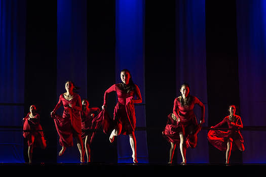 红裙舞者表演现代舞奔跑图片素材免费下载