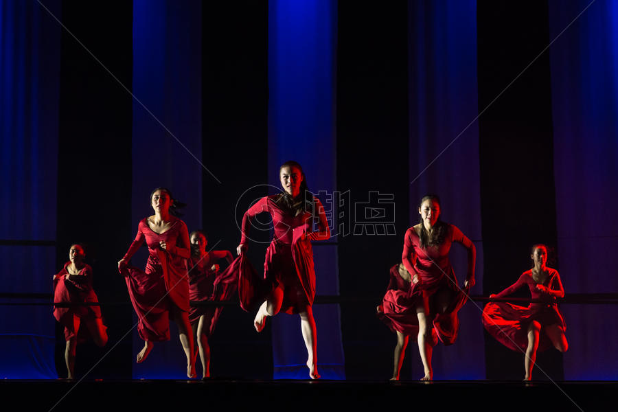 红裙舞者表演现代舞奔跑图片素材免费下载