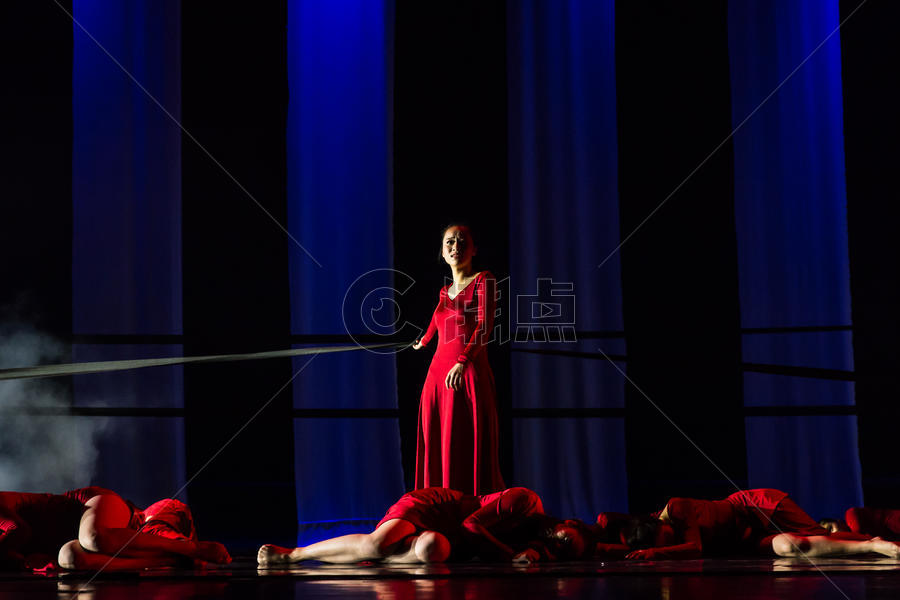 红裙舞者表演现代舞图片素材免费下载