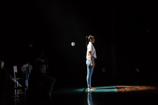 学生舞者聚光灯表演现代舞图片素材免费下载