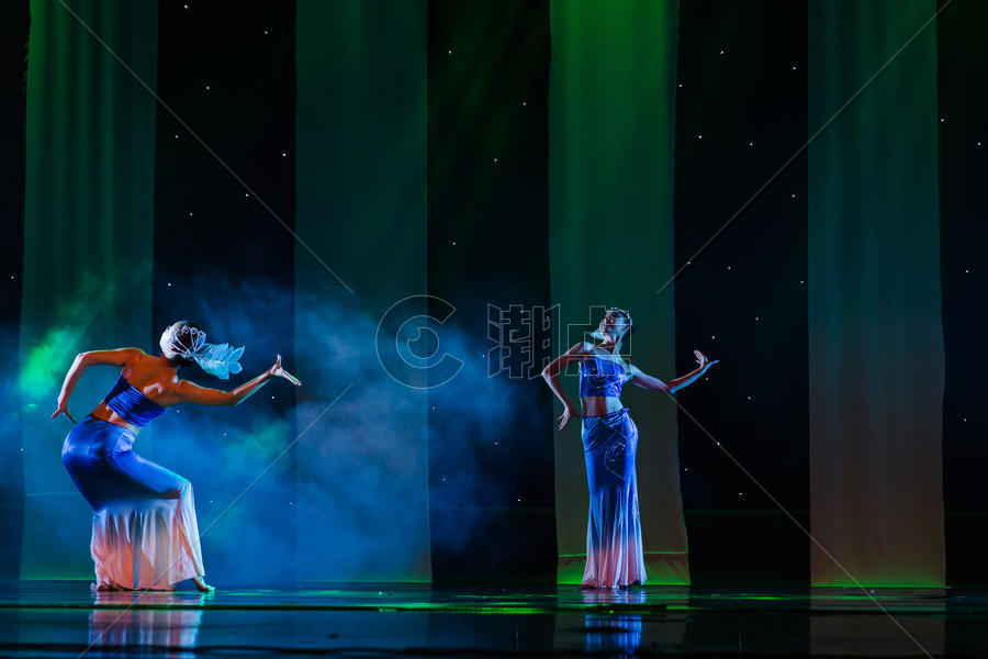女性舞者表演傣族舞蹈图片素材免费下载