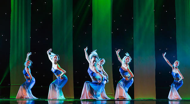 女性舞者表演傣族舞蹈图片素材免费下载