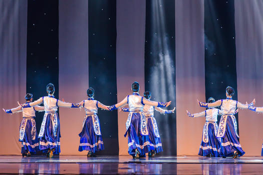 女性舞者表演蒙族舞蹈图片素材免费下载