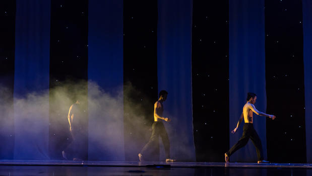 男性舞者表演现代舞图片素材免费下载