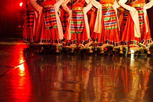 年轻女性舞者表演藏族舞蹈图片素材免费下载