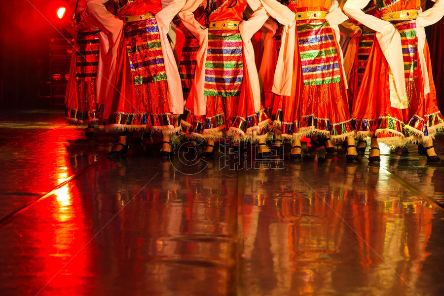 年轻女性舞者表演藏族舞蹈图片素材免费下载