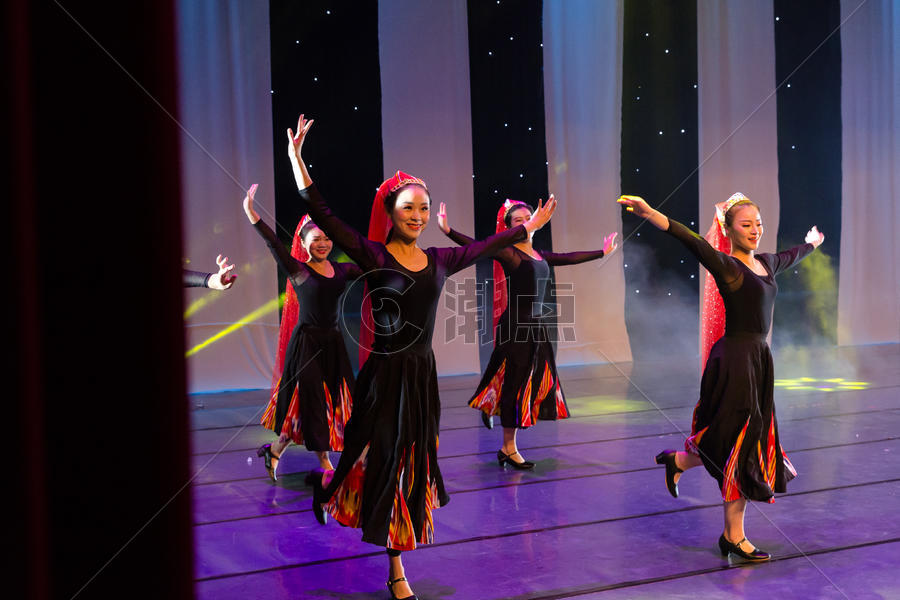 女性舞者表演维族舞蹈图片素材免费下载