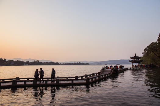 杭州西湖黄昏石桥游客图片素材免费下载