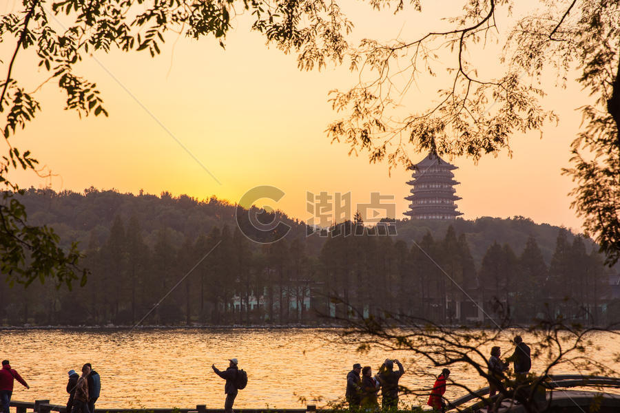 杭州西湖黄昏雷锋塔游客图片素材免费下载