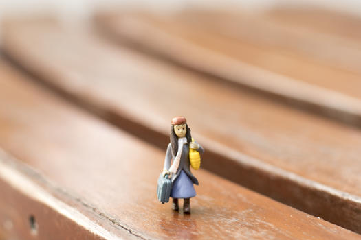 秋日旅行的少女人偶图片素材免费下载