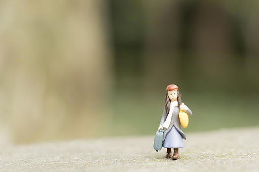 秋日旅行的少女人偶图片素材免费下载