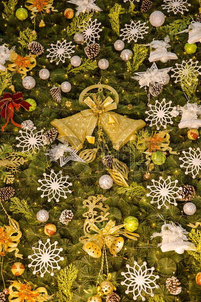商场圣诞装饰雪花铃铛图片素材免费下载