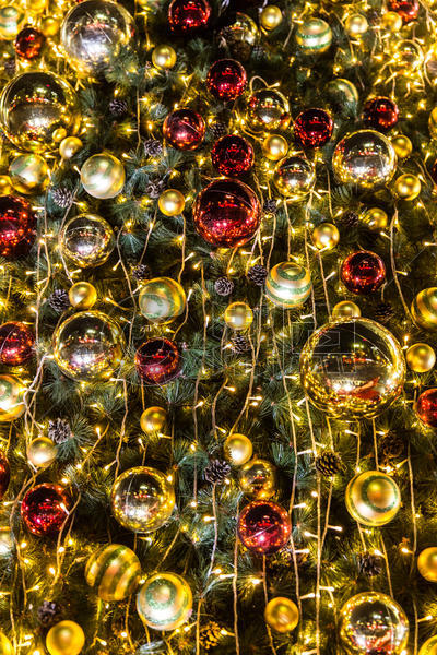 商场圣诞树温馨彩球装扮图片素材免费下载