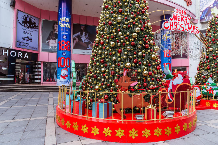 商场圣诞树温馨装扮图片素材免费下载