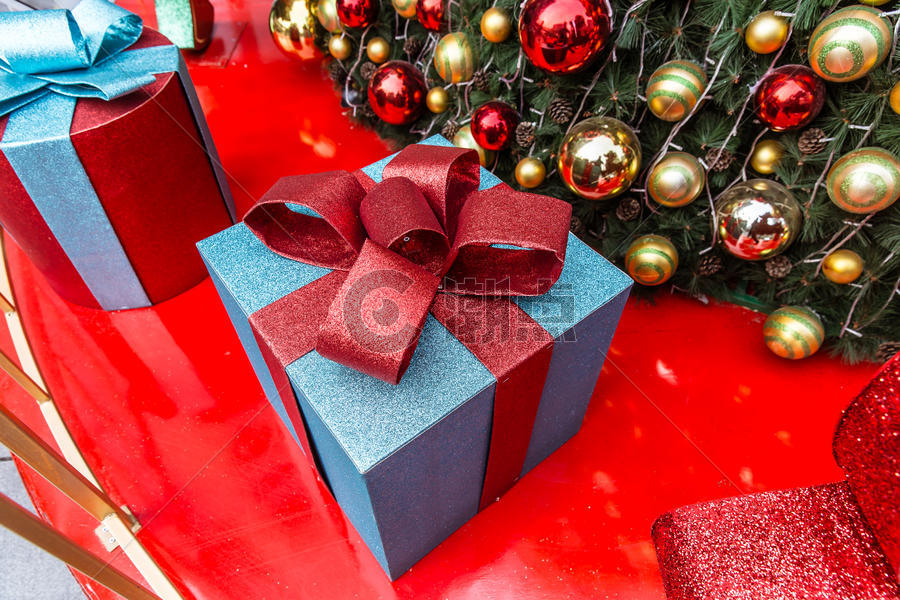 商场圣诞树温馨礼盒装扮图片素材免费下载