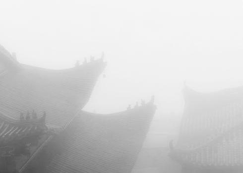 雾气中的传统建筑图片素材免费下载