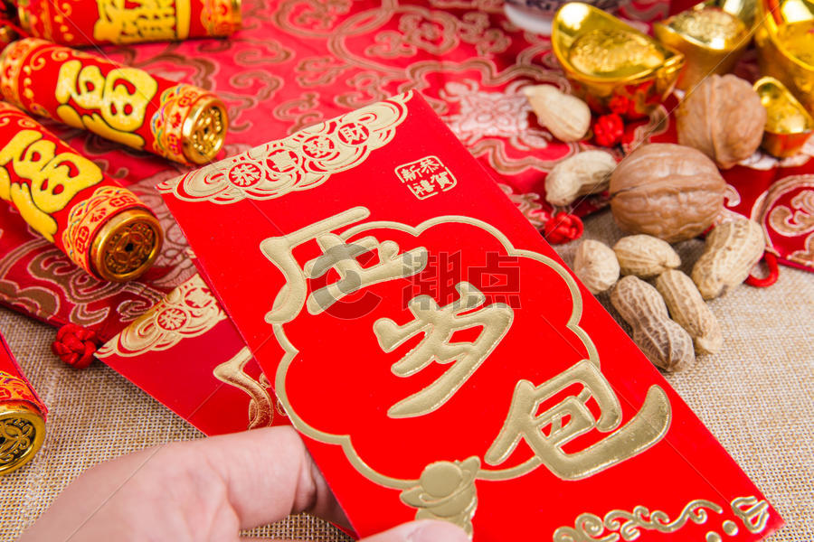 喜庆氛围春节手拿红包图片素材免费下载
