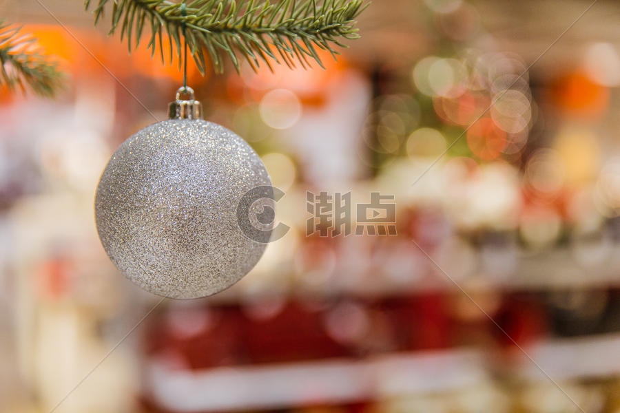 文艺圣诞装扮彩球虚化留白图片素材免费下载