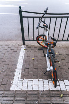 路边租赁自行车图片素材免费下载
