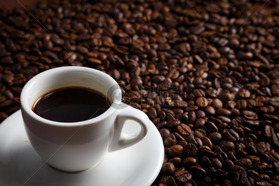 香浓美味的深色咖啡和咖啡豆图片素材免费下载