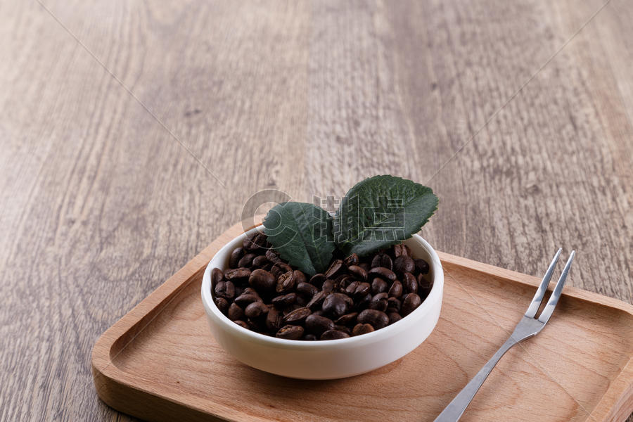 香浓美味的深色咖啡和咖啡豆图片素材免费下载