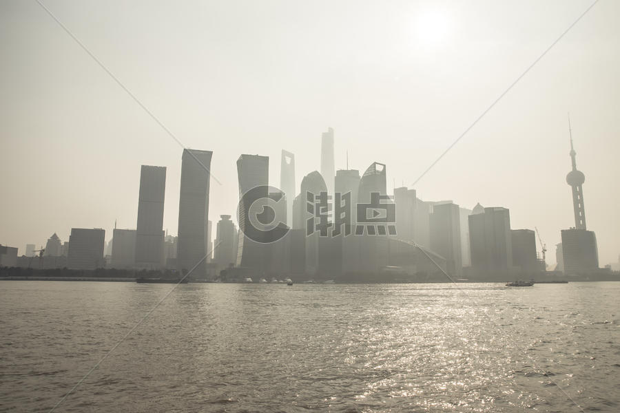 雾霾中上海黄浦江与陆家嘴图片素材免费下载