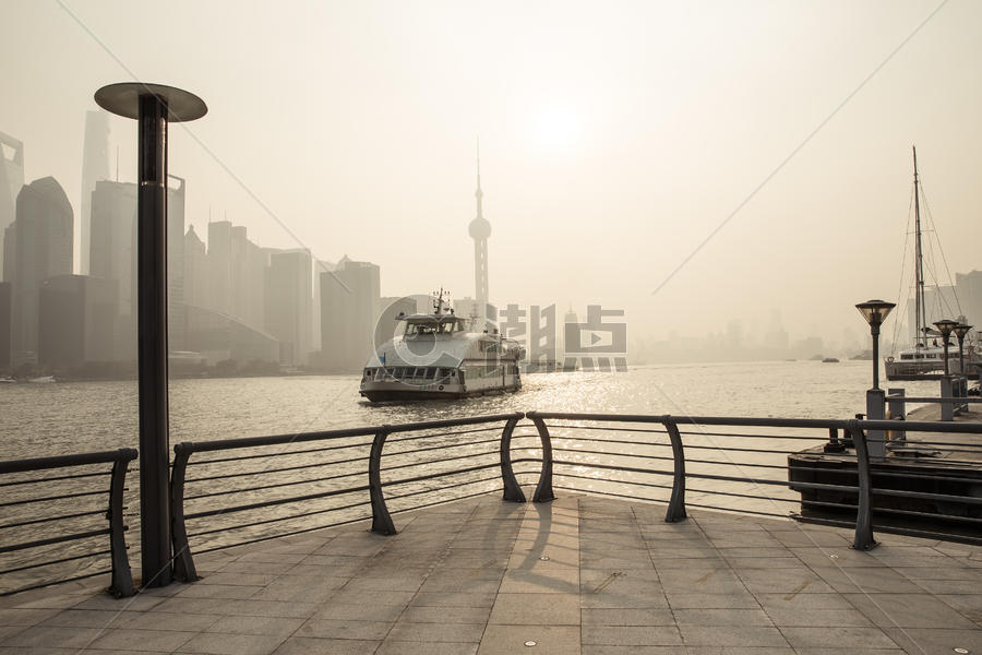 雾霾下的上海陆家嘴建筑图片素材免费下载