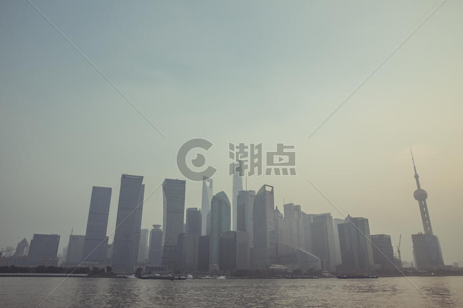 雾霾中的上海黄浦江陆家嘴图片素材免费下载