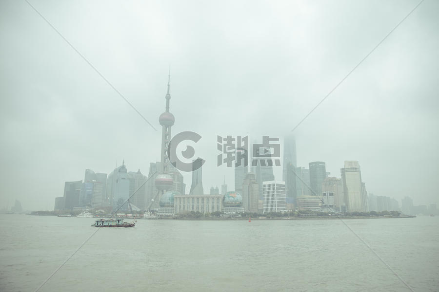 雾霾中的上海商圈陆家嘴图片素材免费下载