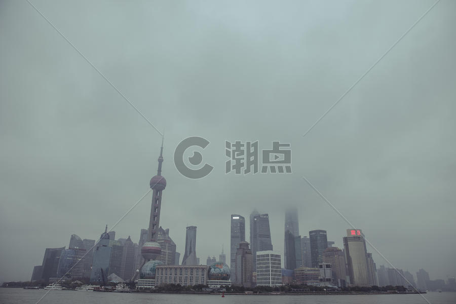 雾霾中的上海商圈陆家嘴图片素材免费下载