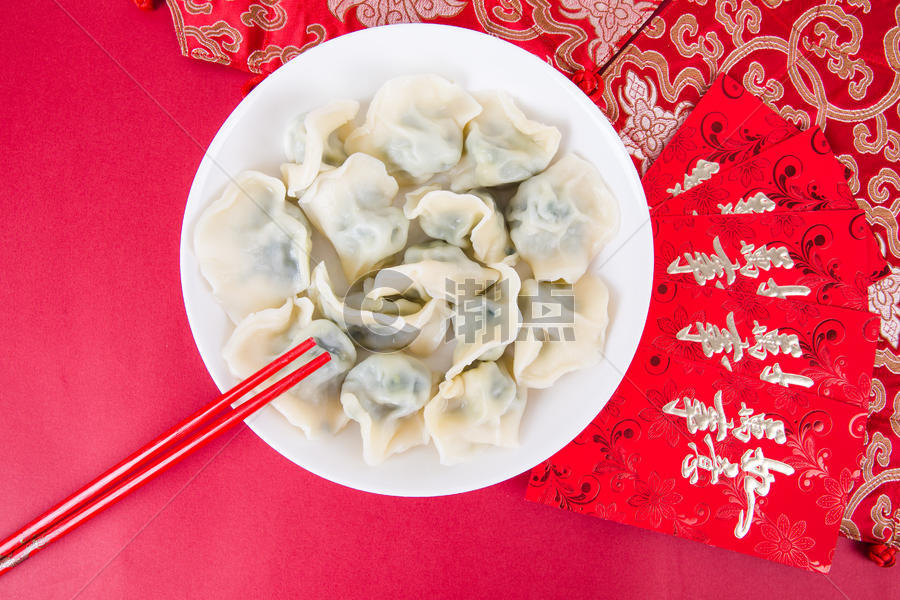 新春过年冬至红色背景上的一盘饺子图片素材免费下载
