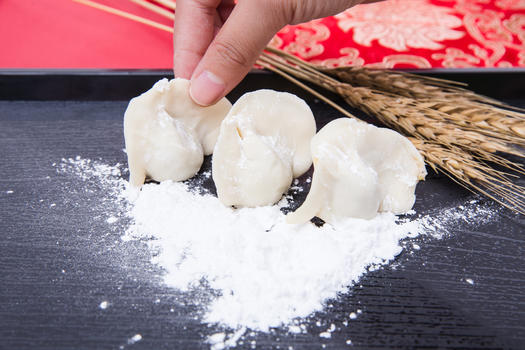 冬至过年正在制作手工饺子图片素材免费下载
