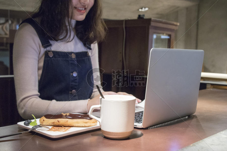 咖啡馆里使用电脑的女孩图片素材免费下载