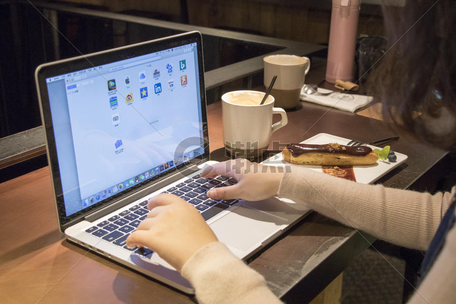 咖啡馆里使用电脑的女孩图片素材免费下载