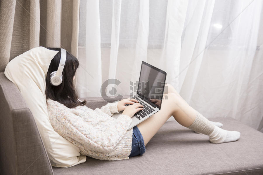 智能生活听歌用电脑的女孩图片素材免费下载