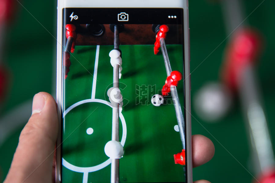 智能生活手机拍摄足球桌游图片素材免费下载
