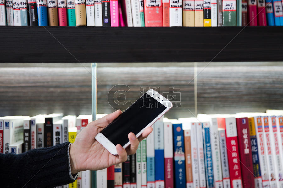智能生活手持手机扫图书图片素材免费下载