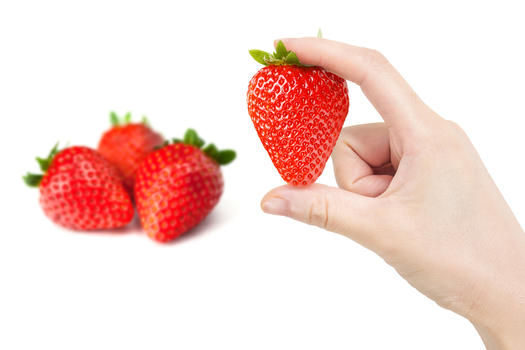 手拿草莓水果的人图片素材免费下载