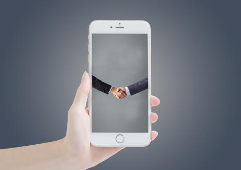手机里相互握手的人图片素材免费下载