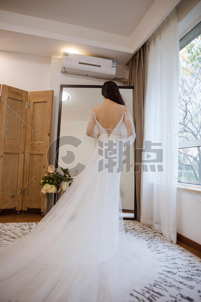 镜子前幸福女人白色婚纱图片素材免费下载