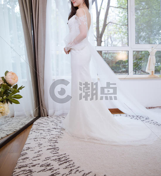 镜子前幸福女人白色婚纱图片素材免费下载