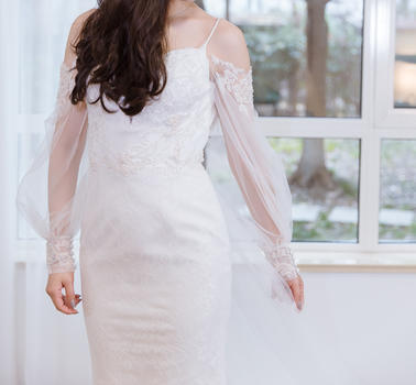 窗前幸福女人穿白色婚纱图片素材免费下载