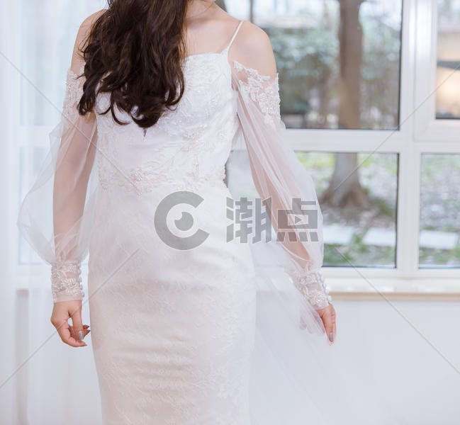 窗前幸福女人穿白色婚纱图片素材免费下载