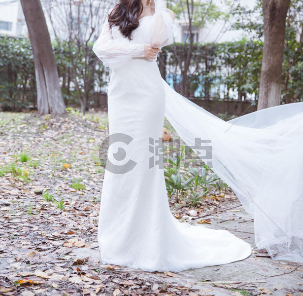 室外清新穿白色婚纱的女人图片素材免费下载